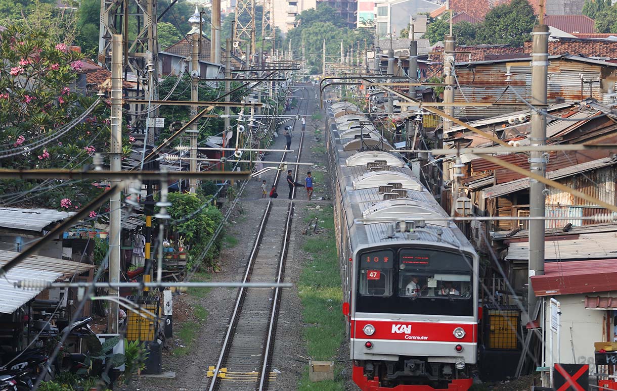 Rangkaian KRL Commuter Line jalur Green Line yakni Tanah Abang-Rangkasbitung melintas di Kawasan Pejompongan, Jakarta Pusat,Selasa(19/5/2026). (Beritanasional.com/Oke Atmaja)