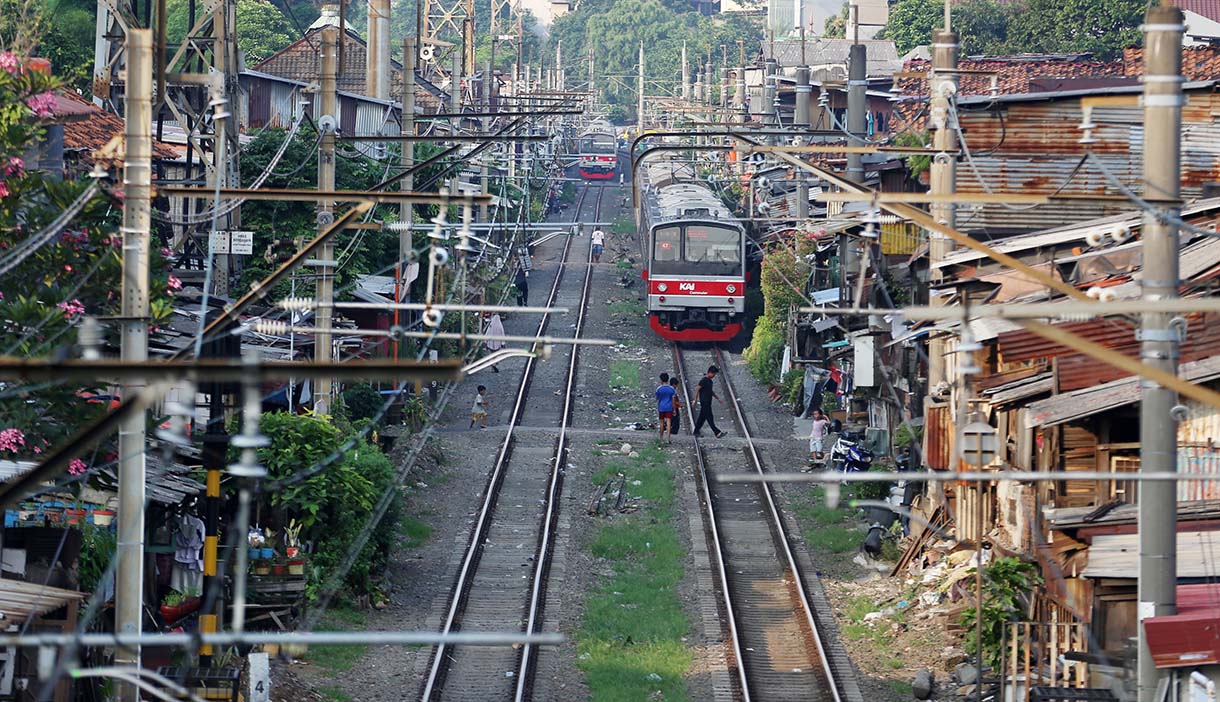 Rangkaian KRL Commuter Line jalur Green Line yakni Tanah Abang-Rangkasbitung melintas di Kawasan Pejompongan, Jakarta Pusat,Selasa(19/5/2026). (Beritanasional.com/Oke Atmaja)