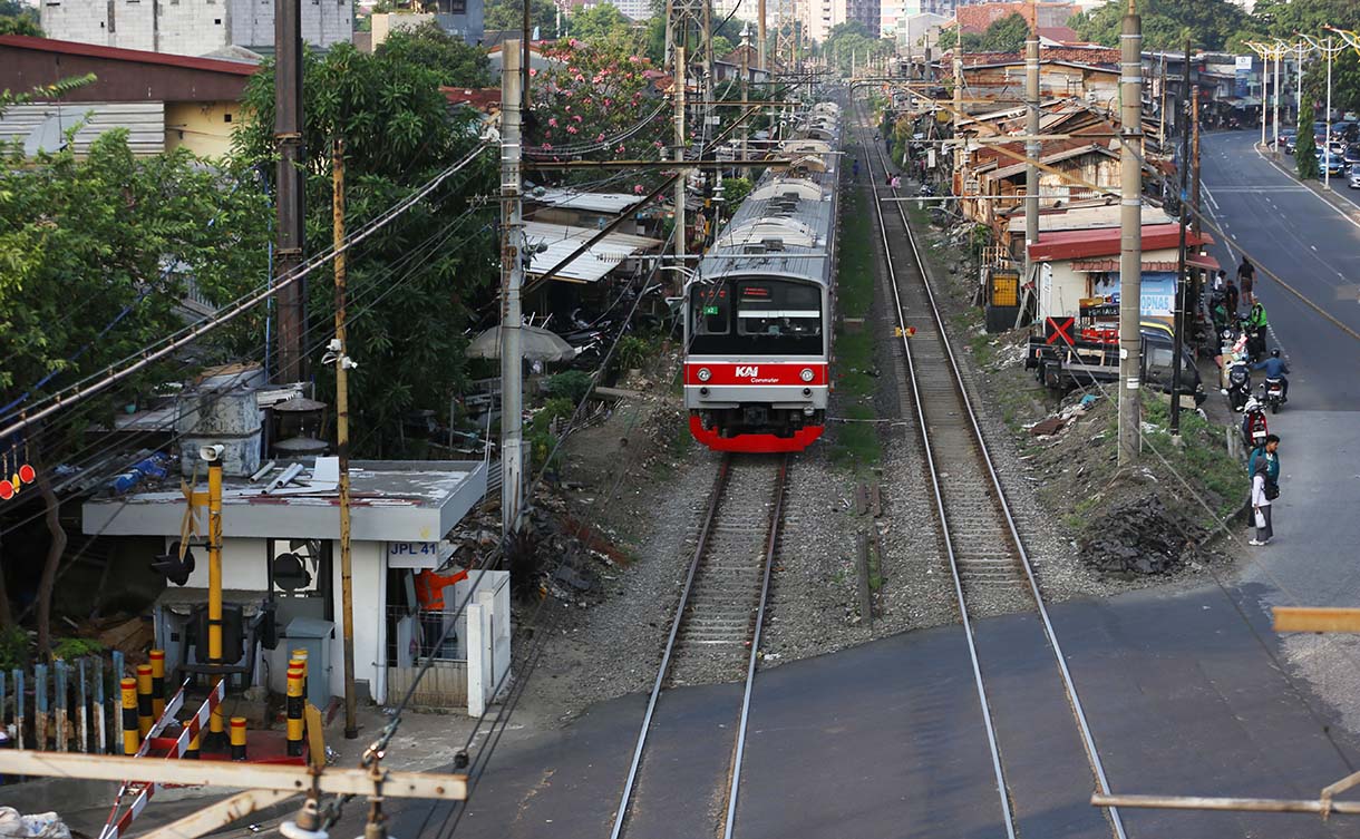 Rangkaian KRL Commuter Line jalur Green Line yakni Tanah Abang-Rangkasbitung melintas di Kawasan Pejompongan, Jakarta Pusat,Selasa(19/5/2026). (Beritanasional.com/Oke Atmaja)