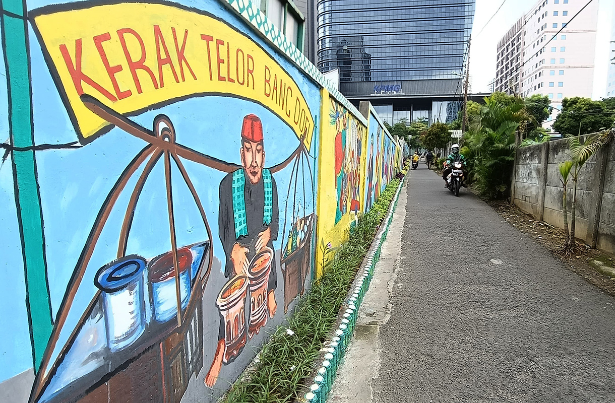 Petugas menyelesaikan pembuatan mural bertema betawi di kawasan Setiabudi, Jakarta, Minggu (26/1/2025). (BeritaNasional/Oke Atmaja)