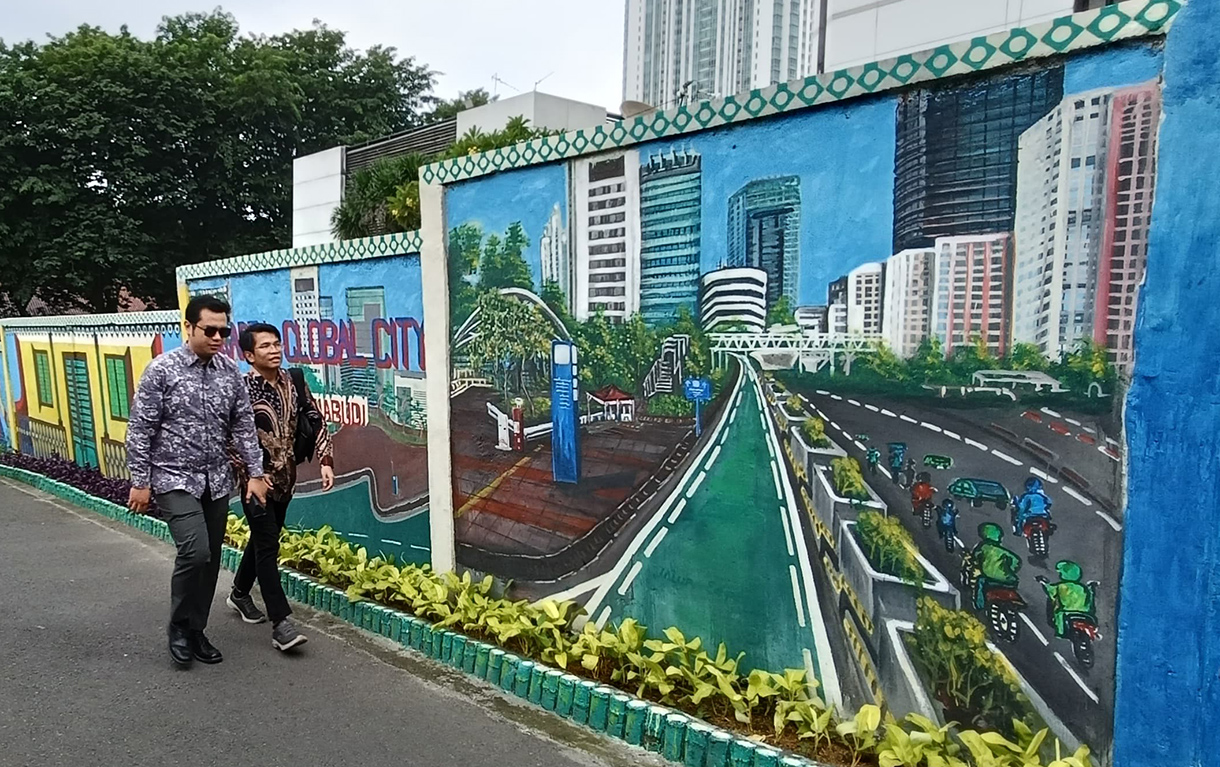 Petugas menyelesaikan pembuatan mural bertema betawi di kawasan Setiabudi, Jakarta, Minggu (26/1/2025). (BeritaNasional/Oke Atmaja)