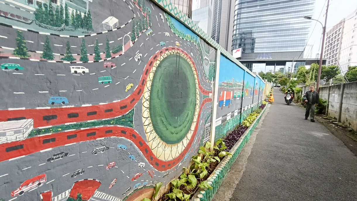 Petugas menyelesaikan pembuatan mural bertema betawi di kawasan Setiabudi, Jakarta, Minggu (26/1/2025). (BeritaNasional/Oke Atmaja)