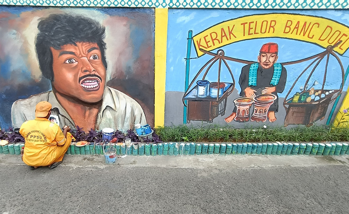 Petugas menyelesaikan pembuatan mural bertema betawi di kawasan Setiabudi, Jakarta, Minggu (26/1/2025). (BeritaNasional/Oke Atmaja)