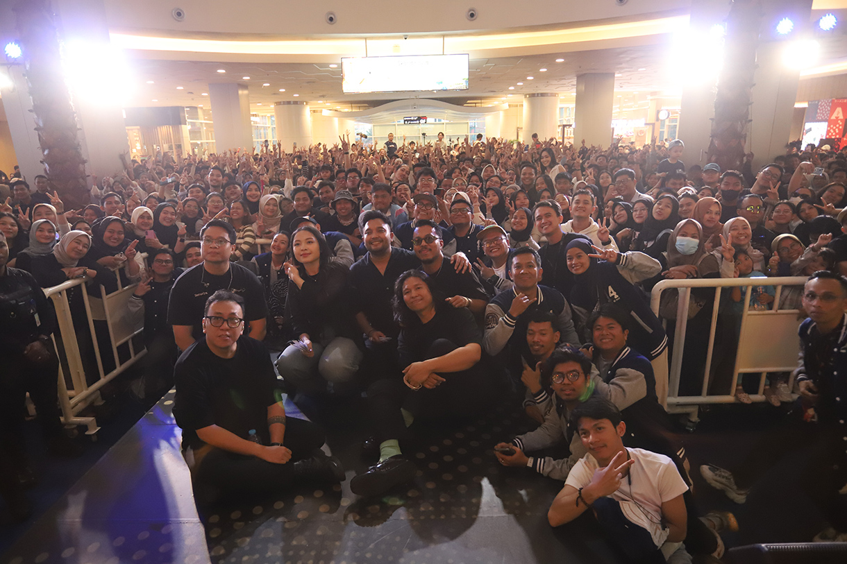 Musisi muda berbakat, Bernadya menyapa penonton saat tampil dipanggung dalam rangka memperingati perjalanan 14 tahun Tangcity Mall, Kota Tangerang, Banten, Sabtu (2/8/2025).  (Beritanasional.com/HO/Oke Atmaja)