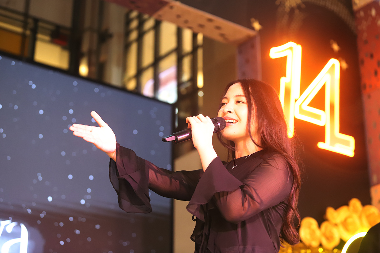 Musisi muda berbakat, Bernadya menyapa penonton saat tampil dipanggung dalam rangka memperingati perjalanan 14 tahun Tangcity Mall, Kota Tangerang, Banten, Sabtu (2/8/2025).  (Beritanasional.com/HO/Oke Atmaja)