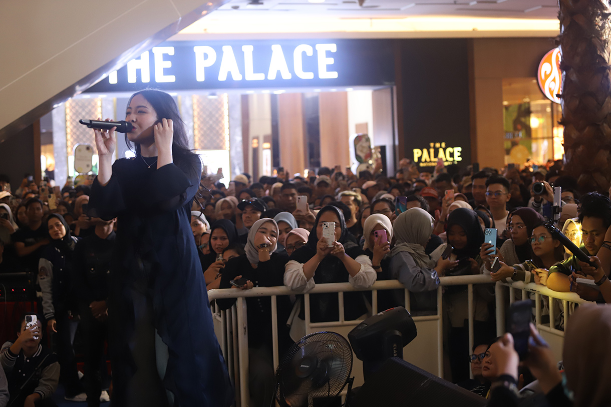 Musisi muda berbakat, Bernadya menyapa penonton saat tampil dipanggung dalam rangka memperingati perjalanan 14 tahun Tangcity Mall, Kota Tangerang, Banten, Sabtu (2/8/2025).  (Beritanasional.com/HO/Oke Atmaja)