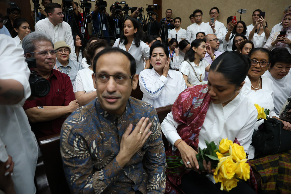 Terdakwa kasus dugaan korupsi pengadaan Chromebook dalam program digitalisasi pendidikan di Kemendikbudristek, Nadiem Anwar Makarim (kanan) memeluk istrinya Franka Franklin saat akan mengikuti sidang pembacaan putusan di Pengadilan Tipikor, Jakarta, Selasa (30/6/2026).  (Beritanasional.com/Oke Atmaja)