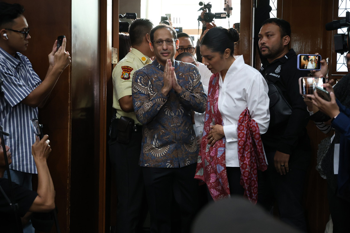Terdakwa kasus dugaan korupsi pengadaan Chromebook dalam program digitalisasi pendidikan di Kemendikbudristek, Nadiem Anwar Makarim (kanan) memeluk istrinya Franka Franklin saat akan mengikuti sidang pembacaan putusan di Pengadilan Tipikor, Jakarta, Selasa (30/6/2026).  (Beritanasional.com/Oke Atmaja)