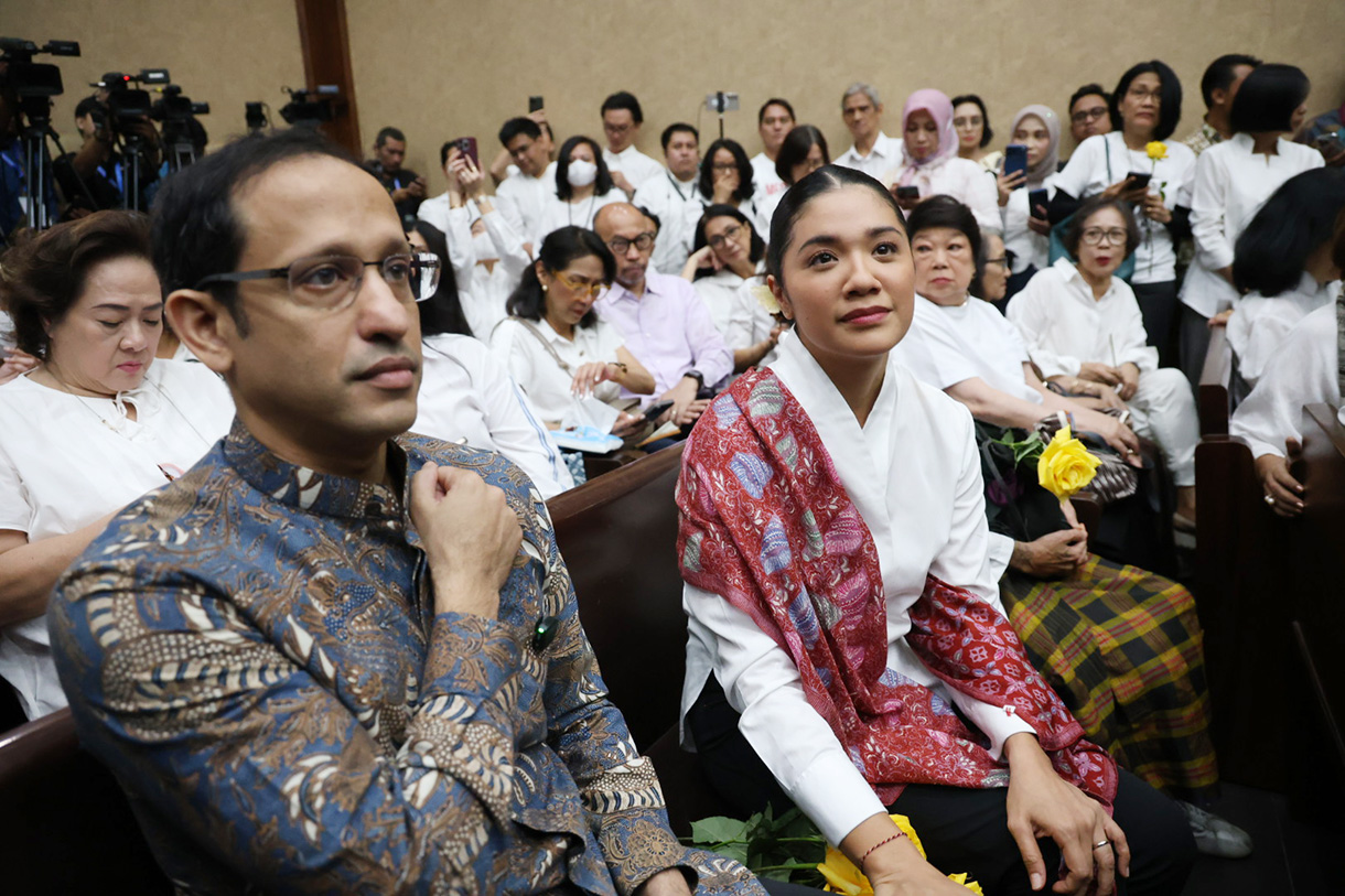 Terdakwa kasus dugaan korupsi pengadaan Chromebook dalam program digitalisasi pendidikan di Kemendikbudristek, Nadiem Anwar Makarim (kanan) memeluk istrinya Franka Franklin saat akan mengikuti sidang pembacaan putusan di Pengadilan Tipikor, Jakarta, Selasa (30/6/2026).  (Beritanasional.com/Oke Atmaja)