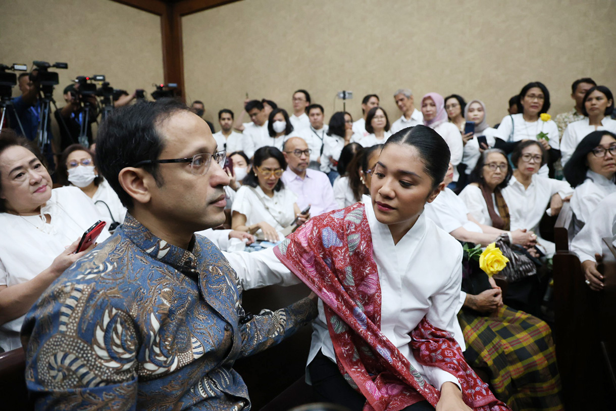 Terdakwa kasus dugaan korupsi pengadaan Chromebook dalam program digitalisasi pendidikan di Kemendikbudristek, Nadiem Anwar Makarim (kanan) memeluk istrinya Franka Franklin saat akan mengikuti sidang pembacaan putusan di Pengadilan Tipikor, Jakarta, Selasa (30/6/2026).  (Beritanasional.com/Oke Atmaja)