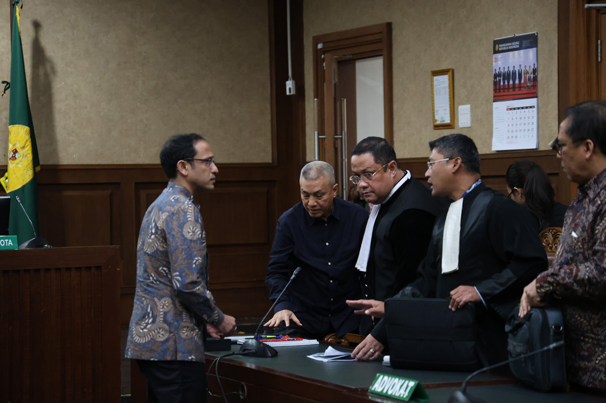 Terdakwa kasus dugaan korupsi pengadaan Chromebook di lingkungan Kemendikbudristek, Nadiem Anwar Makarim (tengah) didampingi para pendukung saat memasuki Gedung Pengadilan Tipikor, Jakarta Pusat, Selasa (30/6/2026). (Beritanasional.com/Oke Atmaja)