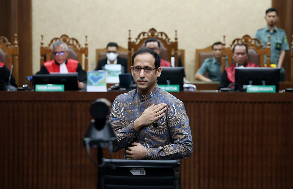 Terdakwa kasus dugaan korupsi pengadaan Chromebook di lingkungan Kemendikbudristek, Nadiem Anwar Makarim (tengah) didampingi para pendukung saat memasuki Gedung Pengadilan Tipikor, Jakarta Pusat, Selasa (30/6/2026). (Beritanasional.com/Oke Atmaja)