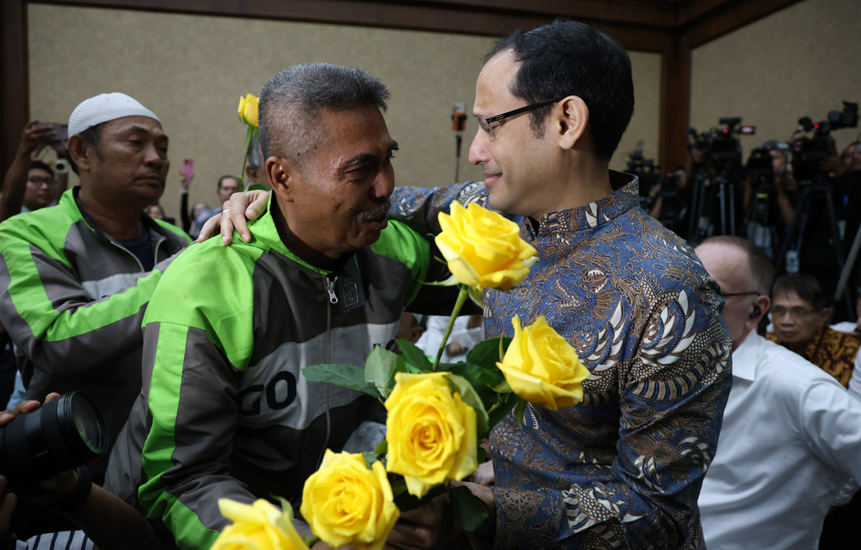Terdakwa kasus dugaan korupsi pengadaan Chromebook di lingkungan Kemendikbudristek, Nadiem Anwar Makarim (tengah) didampingi para pendukung saat memasuki Gedung Pengadilan Tipikor, Jakarta Pusat, Selasa (30/6/2026). (Beritanasional.com/Oke Atmaja)