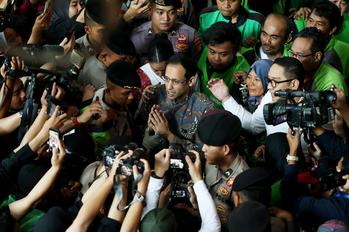 Terdakwa kasus dugaan korupsi pengadaan Chromebook di lingkungan Kemendikbudristek, Nadiem Anwar Makarim (tengah) didampingi para pendukung saat memasuki Gedung Pengadilan Tipikor, Jakarta Pusat, Selasa (30/6/2026). (Beritanasional.com/Oke Atmaja)