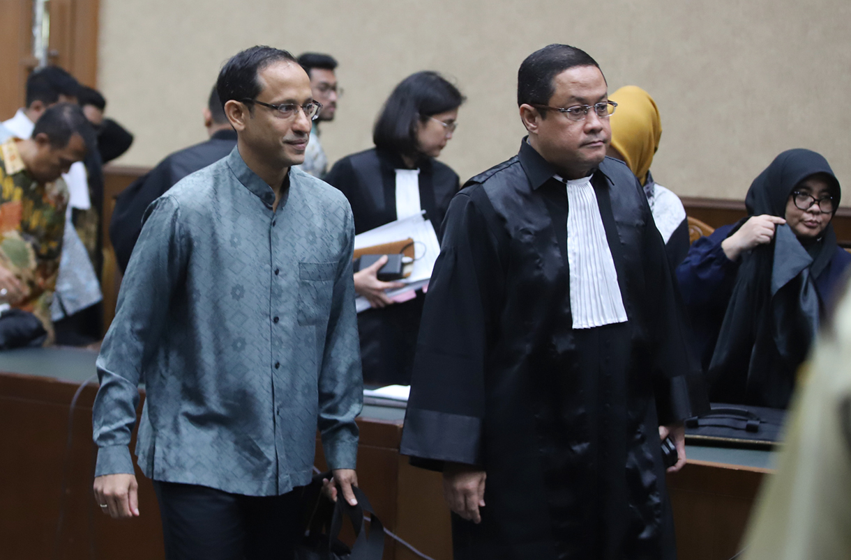 Tersangka kasus dugaan korupsi dalam digitalisasi pendidikan pengadaan laptop Chromebook di Kemendikbudristek tahun 2019-2022 Nadiem Makarim melambaikan tangan ke arah wartawan sebelum sidang pembacaan dakwaan di Pengadilan Tipikor, Jakarta, Senin (5/1/2026).   (Beritanasional.com/Oke Atmaja)