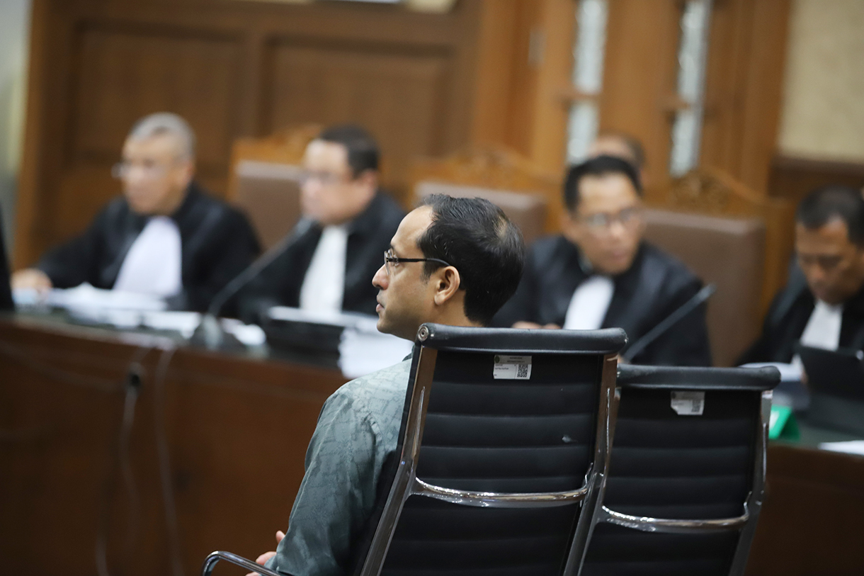 Tersangka kasus dugaan korupsi dalam digitalisasi pendidikan pengadaan laptop Chromebook di Kemendikbudristek tahun 2019-2022 Nadiem Makarim melambaikan tangan ke arah wartawan sebelum sidang pembacaan dakwaan di Pengadilan Tipikor, Jakarta, Senin (5/1/2026).   (Beritanasional.com/Oke Atmaja)