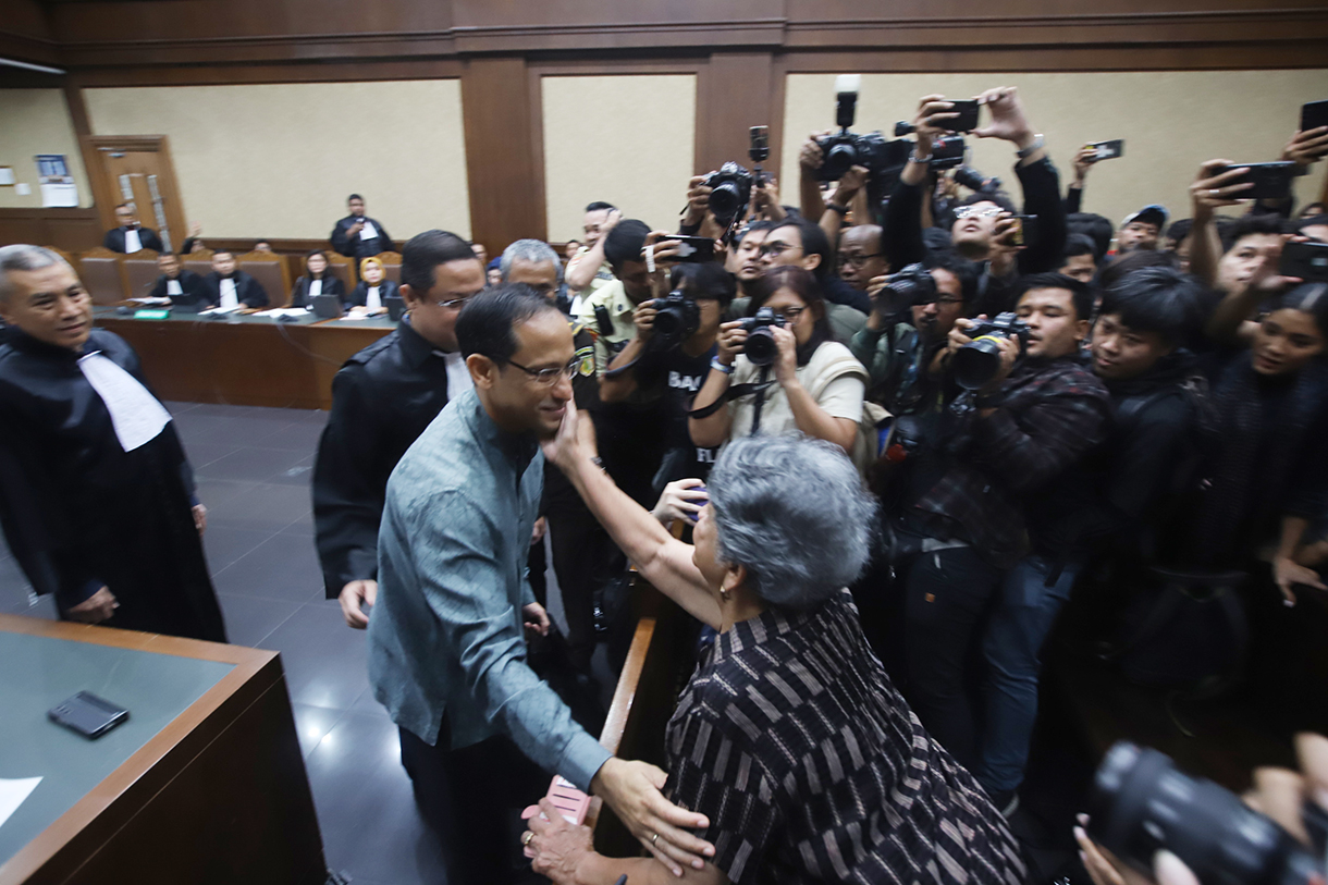 Tersangka kasus dugaan korupsi dalam digitalisasi pendidikan pengadaan laptop Chromebook di Kemendikbudristek tahun 2019-2022 Nadiem Makarim melambaikan tangan ke arah wartawan sebelum sidang pembacaan dakwaan di Pengadilan Tipikor, Jakarta, Senin (5/1/2026).   (Beritanasional.com/Oke Atmaja)