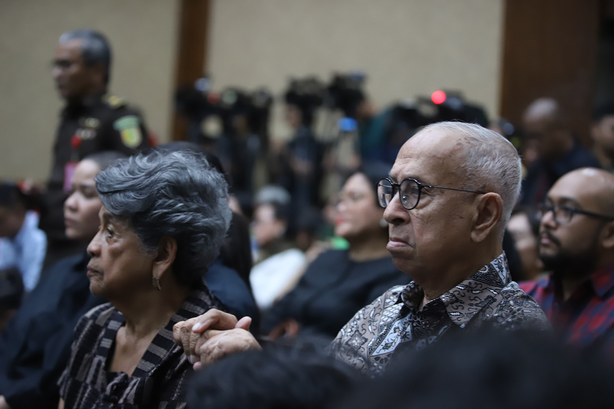 Tersangka kasus dugaan korupsi dalam digitalisasi pendidikan pengadaan laptop Chromebook di Kemendikbudristek tahun 2019-2022 Nadiem Makarim melambaikan tangan ke arah wartawan sebelum sidang pembacaan dakwaan di Pengadilan Tipikor, Jakarta, Senin (5/1/2026).   (Beritanasional.com/Oke Atmaja)