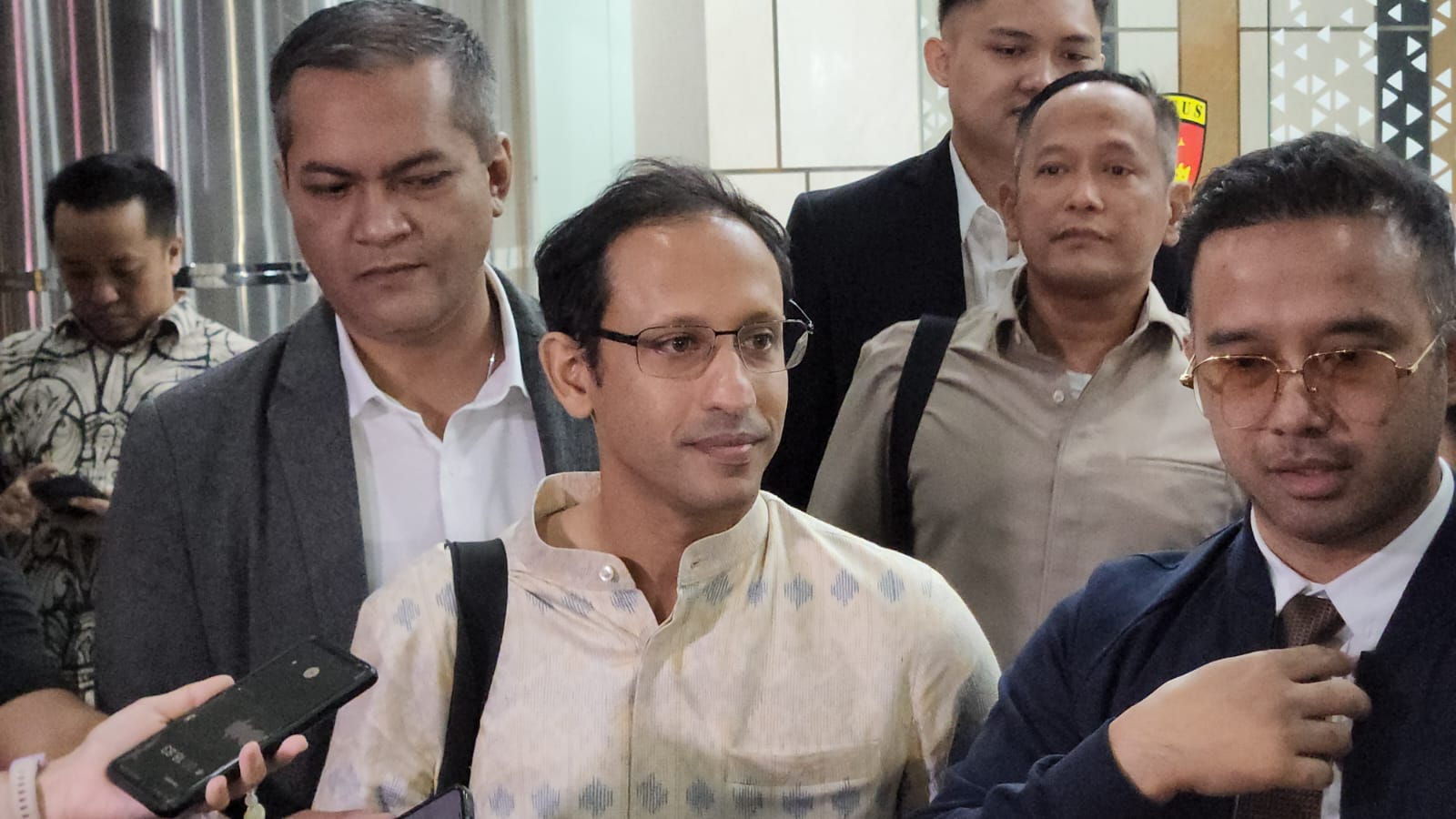 Nadiem Makarim Penuhi Panggilan Kejagung Nadiem Makarim mmemenuhi panggilan Kejaksaan Agung terkait pemeriksaan sebagai saksi kasus dugaan korupsi pengadaan sistem chromebook di Kemendikbudristek. (BeritaNasional/Panji Septo Raharjo)