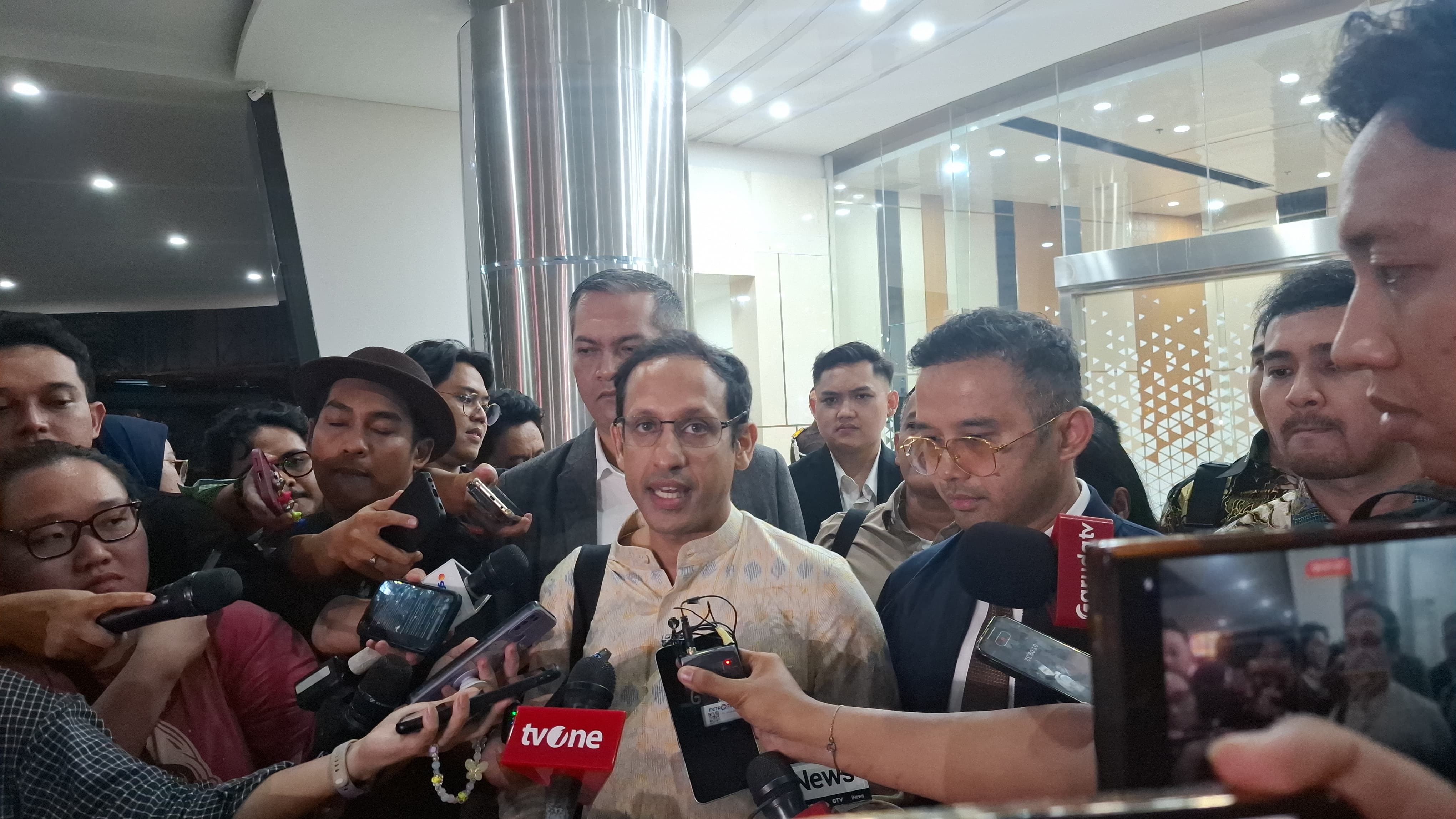 Nadiem Makarim Penuhi Panggilan Kejagung Nadiem Makarim mmemenuhi panggilan Kejaksaan Agung terkait pemeriksaan sebagai saksi kasus dugaan korupsi pengadaan sistem chromebook di Kemendikbudristek. (BeritaNasional/Panji Septo Raharjo)