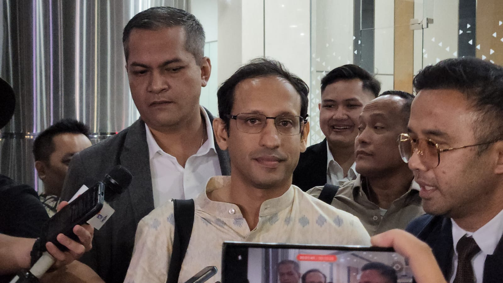 Nadiem Makarim Penuhi Panggilan Kejagung Nadiem Makarim mmemenuhi panggilan Kejaksaan Agung terkait pemeriksaan sebagai saksi kasus dugaan korupsi pengadaan sistem chromebook di Kemendikbudristek. (BeritaNasional/Panji Septo Raharjo)