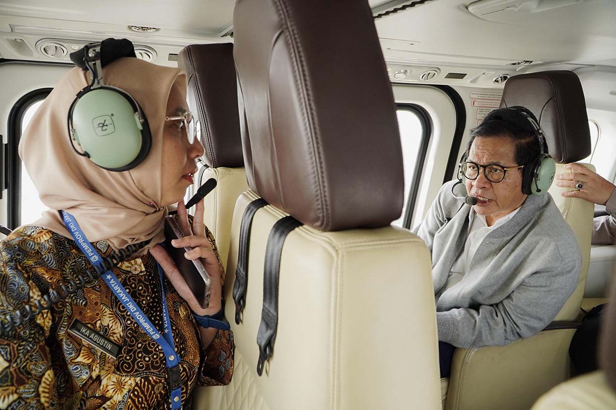 Gubernur DKI Jakarta, Pramono Anung, meninjau kondisi terkini banjir di Jakarta melalui udara dengan menaiki helikopter, Kamis (6/3/2025). (Beritanasional.com/HO/Oke Atmaja)