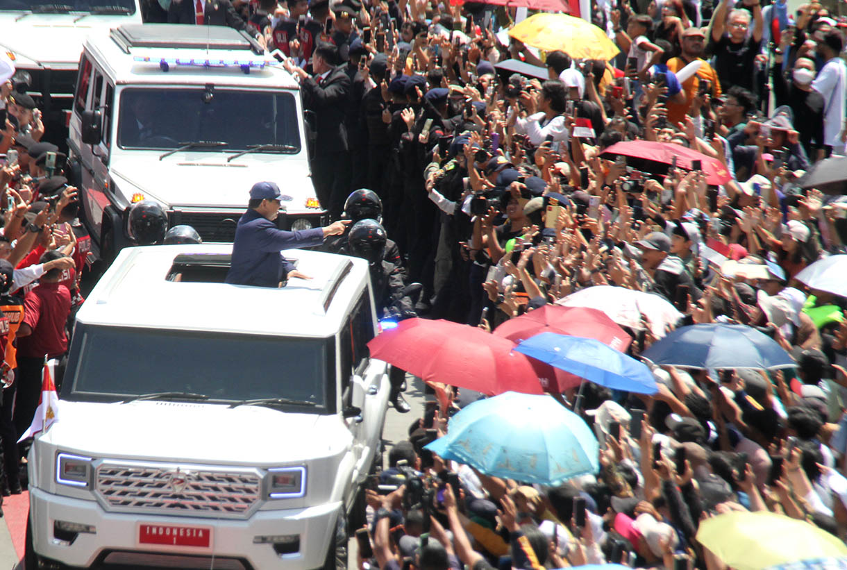 Presiden Prabowo Subianto menyapa warga usai dilantik di kawasan Bundaran Hotel Indonesia, Jakarta, Minggu (20/10/2024). (BeritaNasional.com/Oke Atmaja)