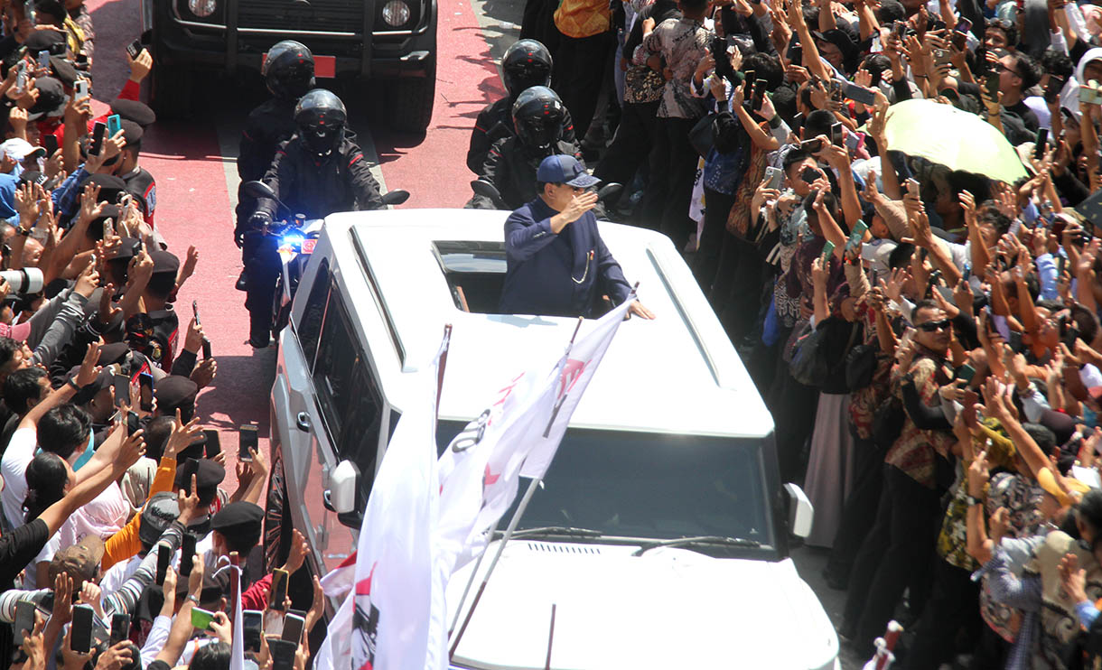 Presiden Prabowo Subianto menyapa warga usai dilantik di kawasan Bundaran Hotel Indonesia, Jakarta, Minggu (20/10/2024). (BeritaNasional.com/Oke Atmaja)