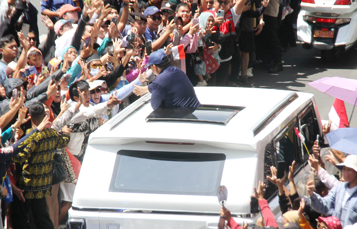 Presiden Prabowo Subianto menyapa warga usai dilantik di kawasan Bundaran Hotel Indonesia, Jakarta, Minggu (20/10/2024). (BeritaNasional.com/Oke Atmaja)