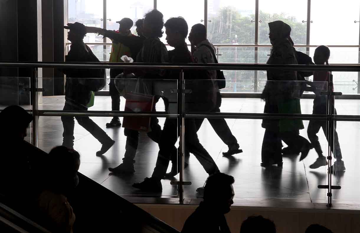 Calon penumpang menunggu kedatangan KRL Commuter Line di Stasiun Tanah Abang, Jakarta, Sabtu (28/6/2025).(Beritanasional.com/Oke Atmaja)