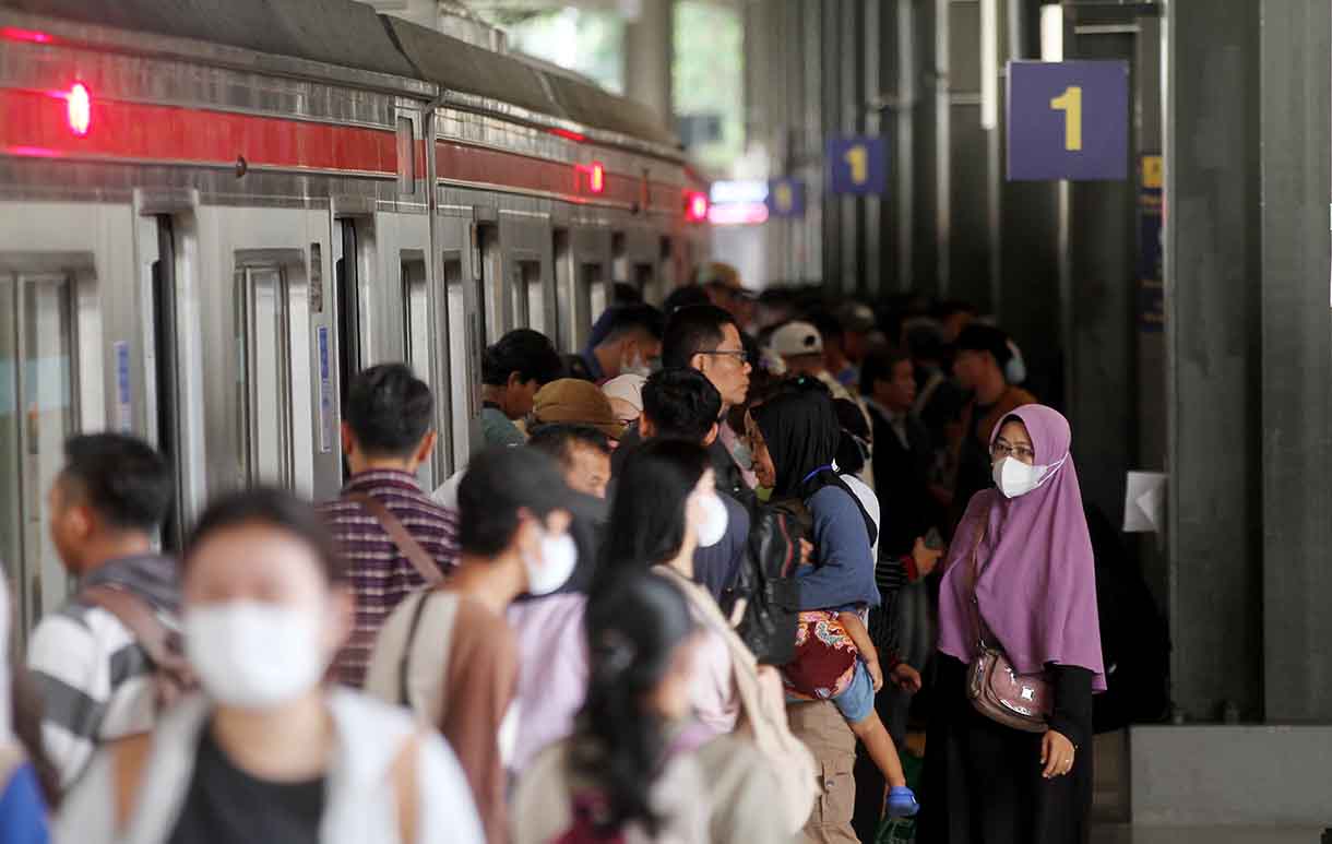 Calon penumpang menunggu kedatangan KRL Commuter Line di Stasiun Tanah Abang, Jakarta, Sabtu (28/6/2025).(Beritanasional.com/Oke Atmaja)