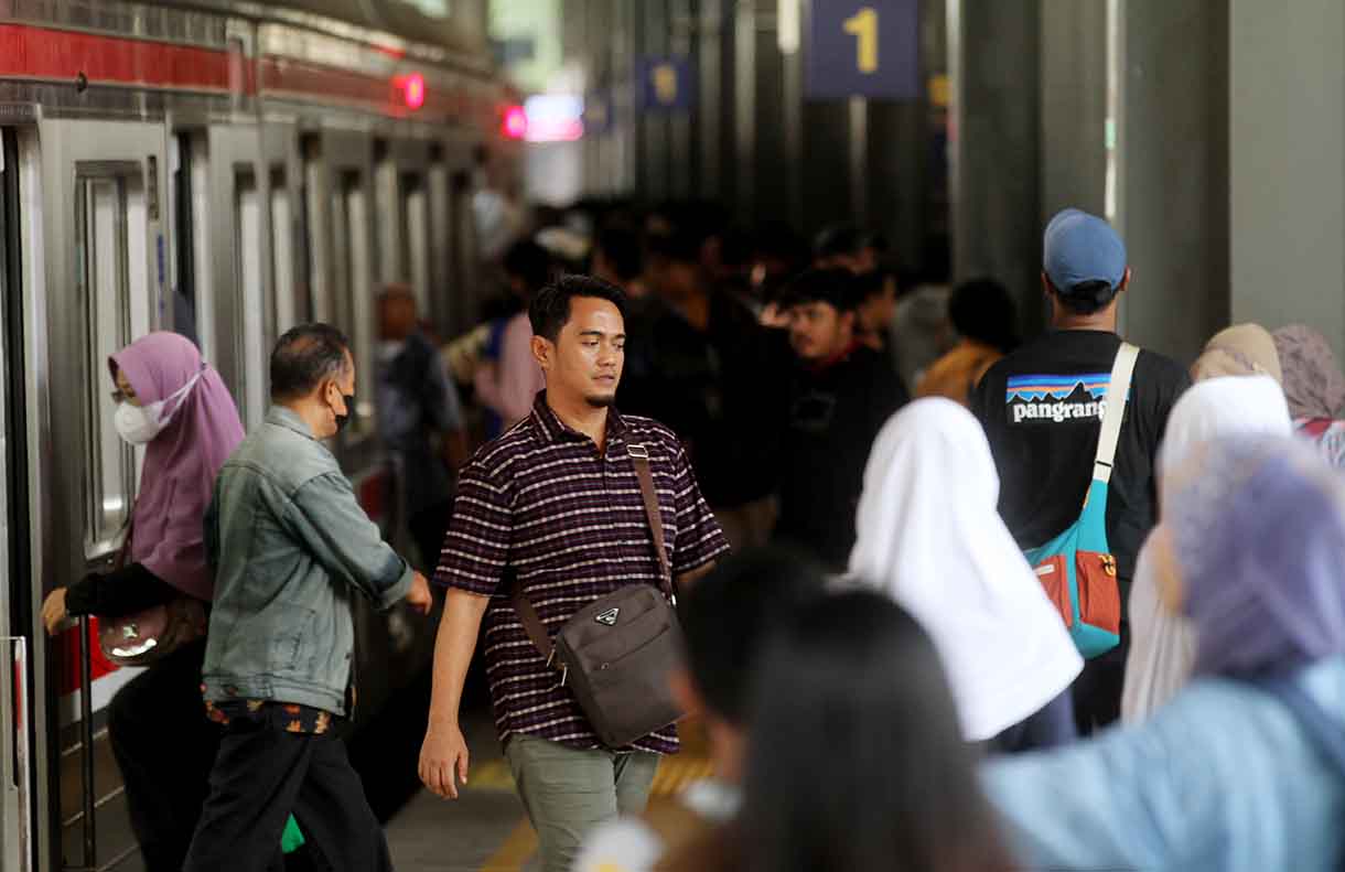 Calon penumpang menunggu kedatangan KRL Commuter Line di Stasiun Tanah Abang, Jakarta, Sabtu (28/6/2025).(Beritanasional.com/Oke Atmaja)