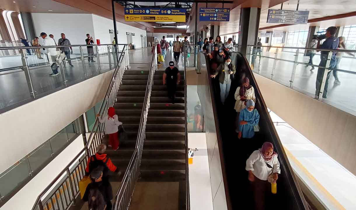 Naik-Turun Penumpang di Stasiun Tanah Abang Berubah Mulai 29 Juni Calon penumpang menunggu kedatangan KRL Commuter Line di Stasiun Tanah Abang, Jakarta, Sabtu (28/6/2025).(Beritanasional.com/Oke Atmaja)