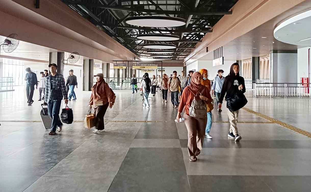 Naik-Turun Penumpang di Stasiun Tanah Abang Berubah Mulai 29 Juni Calon penumpang menunggu kedatangan KRL Commuter Line di Stasiun Tanah Abang, Jakarta, Sabtu (28/6/2025).(Beritanasional.com/Oke Atmaja)