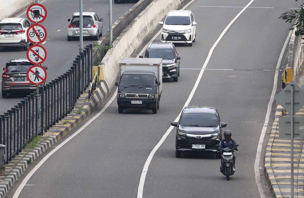 Pengendara sepeda motor melintas di Jalan Layang Non Tol (JLNT) Kampung Melayu-Tanah Abang di kawasan Casablanca, Jakarta, Rabu(20/5/2026).   (Beritanasional.com/Oke Atmaja)