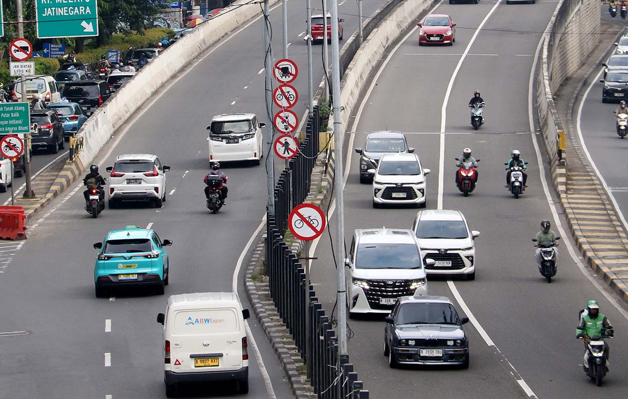 Pengendara sepeda motor melintas di Jalan Layang Non Tol (JLNT) Kampung Melayu-Tanah Abang di kawasan Casablanca, Jakarta, Rabu(20/5/2026).   (Beritanasional.com/Oke Atmaja)