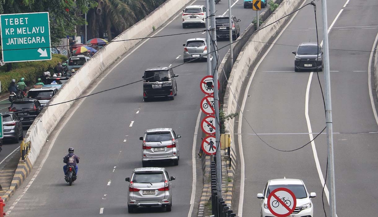 Pengendara sepeda motor melintas di Jalan Layang Non Tol (JLNT) Kampung Melayu-Tanah Abang di kawasan Casablanca, Jakarta, Rabu(20/5/2026).   (Beritanasional.com/Oke Atmaja)