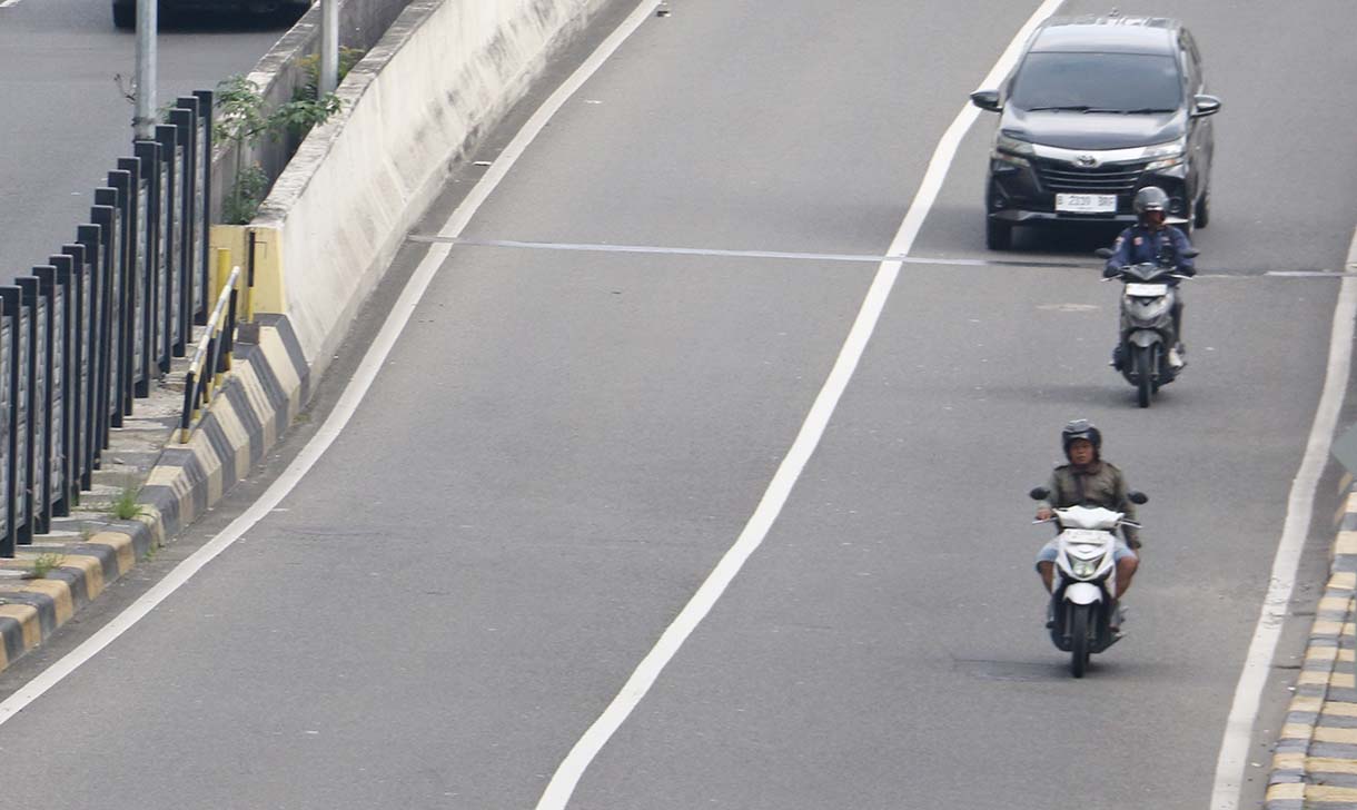 Pengendara sepeda motor melintas di Jalan Layang Non Tol (JLNT) Kampung Melayu-Tanah Abang di kawasan Casablanca, Jakarta, Rabu(20/5/2026).   (Beritanasional.com/Oke Atmaja)