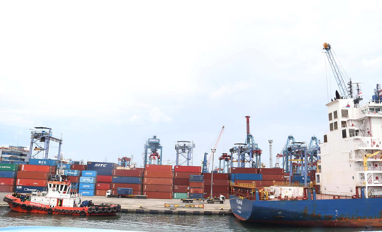 Petugas berjaga di samping peti kemas di Pelabuhan Tanjung Priok, Jakarta, Jumat (3/10/2025).  (Beritanasional.com/Oke Atmaja)