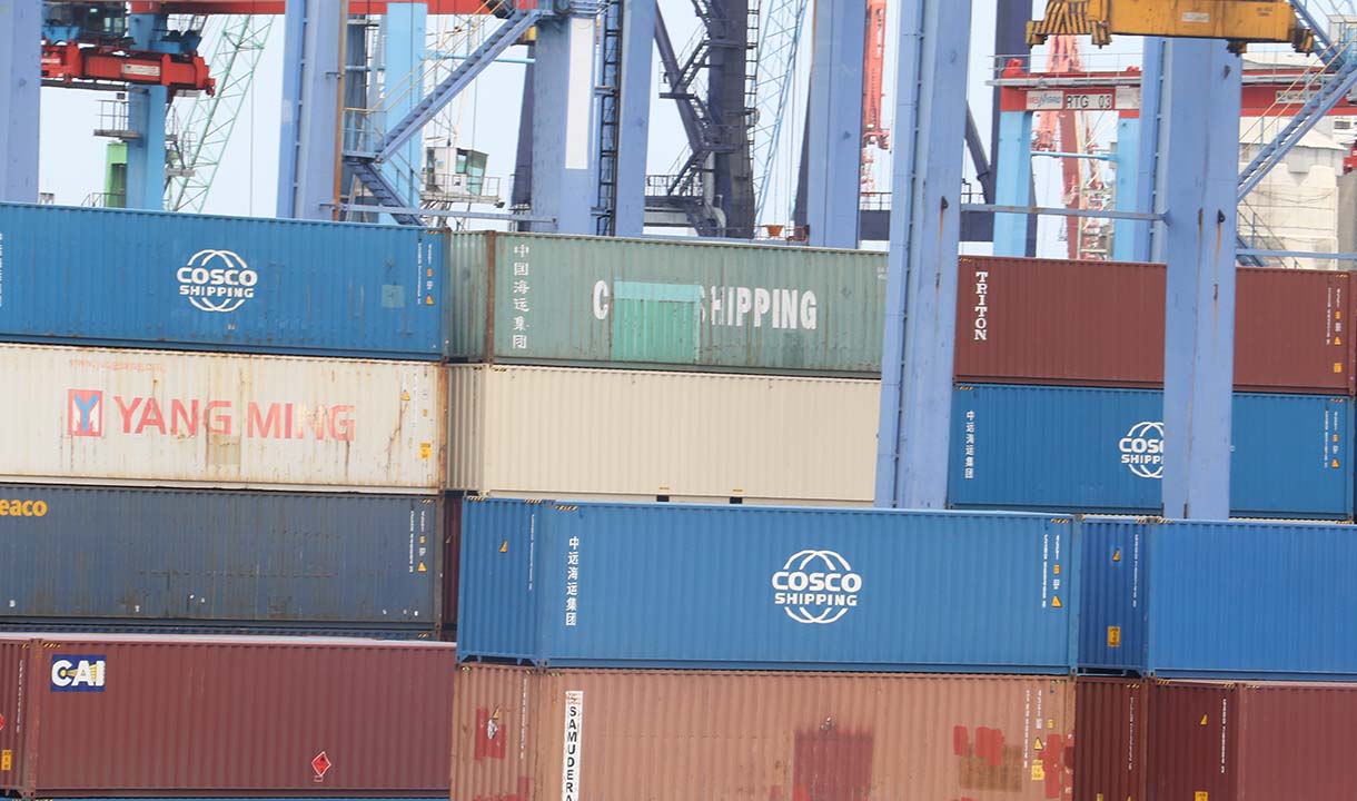 Petugas berjaga di samping peti kemas di Pelabuhan Tanjung Priok, Jakarta, Jumat (3/10/2025).  (Beritanasional.com/Oke Atmaja)