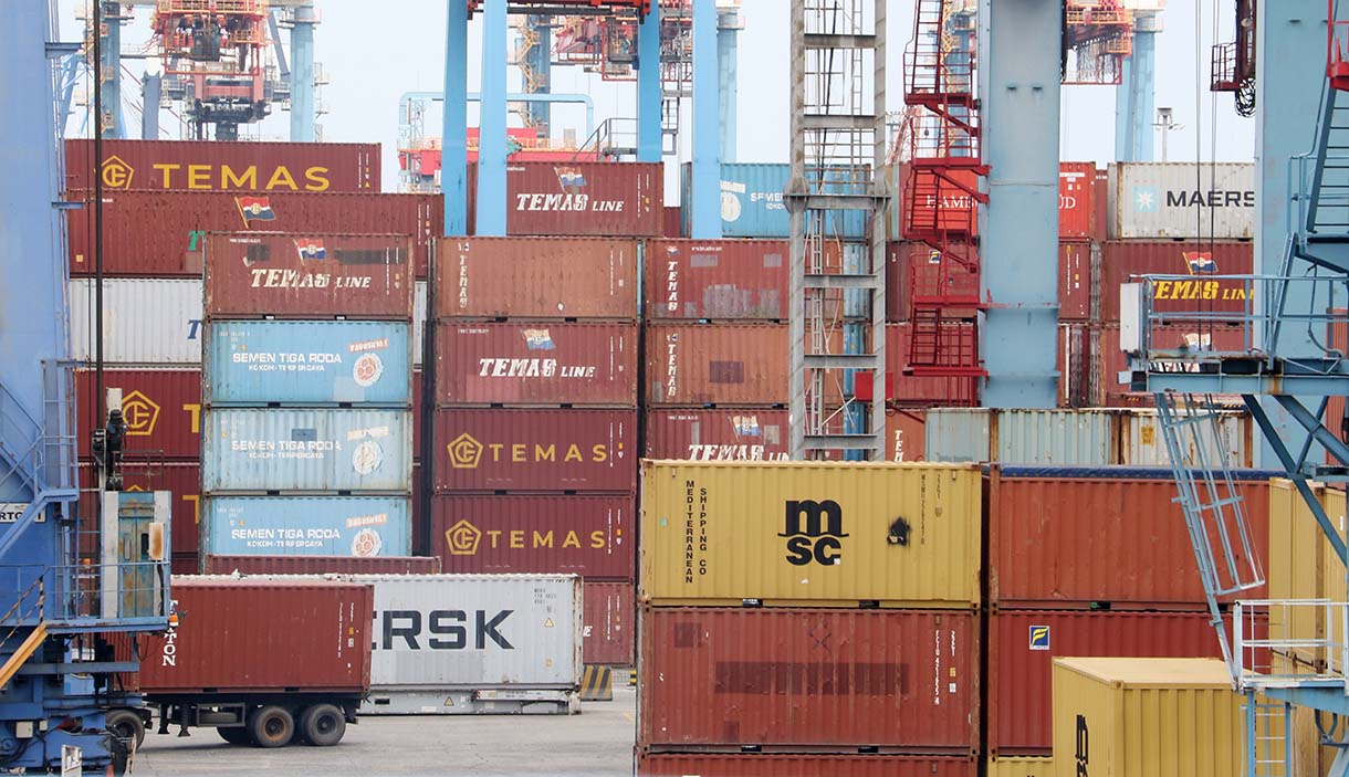 Petugas berjaga di samping peti kemas di Pelabuhan Tanjung Priok, Jakarta, Jumat (3/10/2025).  (Beritanasional.com/Oke Atmaja)