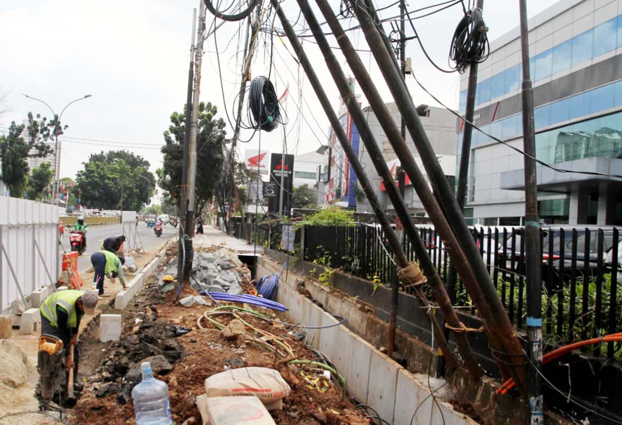 Ngeri, Tiang Listrik di Tebet Miring Ancam Keselamatan Warga Sejumlah tiang listrik di perempatan Jalan Prof. Dr. Supomo menuju Jalan Tebet Raya, Jakarta Selatan, Kamis (4/9/2025).(Beritanasional.com/Oke Atmaja)