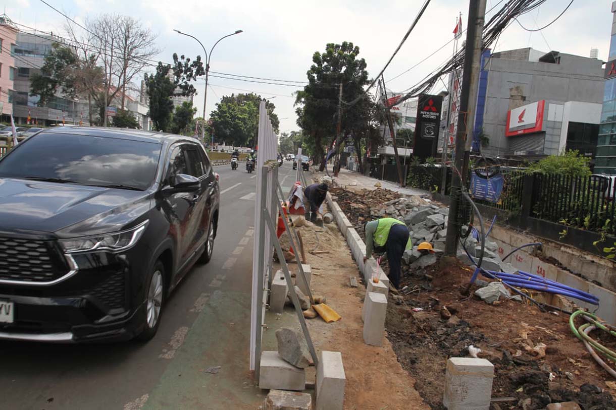 Ngeri, Tiang Listrik di Tebet Miring Ancam Keselamatan Warga Sejumlah tiang listrik di perempatan Jalan Prof. Dr. Supomo menuju Jalan Tebet Raya, Jakarta Selatan, Kamis (4/9/2025).(Beritanasional.com/Oke Atmaja)