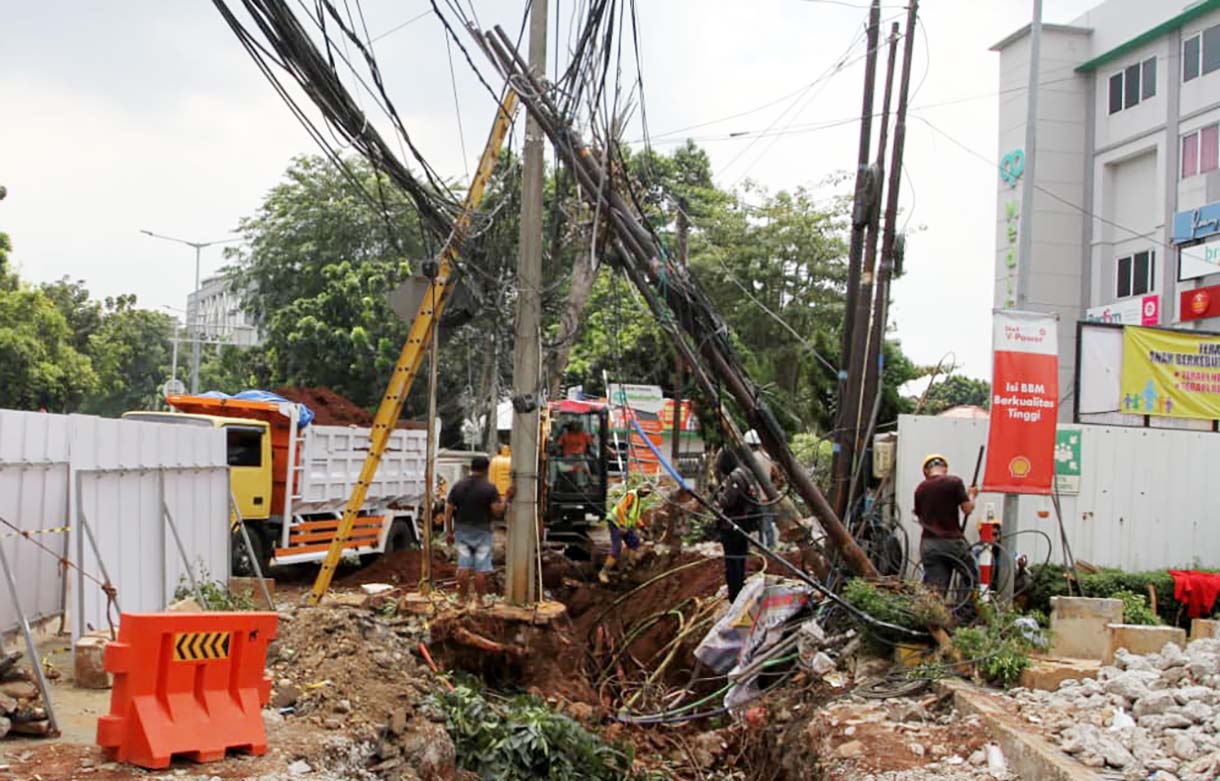 Ngeri, Tiang Listrik di Tebet Miring Ancam Keselamatan Warga Sejumlah tiang listrik di perempatan Jalan Prof. Dr. Supomo menuju Jalan Tebet Raya, Jakarta Selatan, Kamis (4/9/2025).(Beritanasional.com/Oke Atmaja)