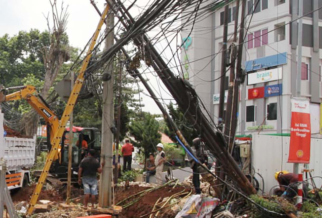 Ngeri, Tiang Listrik di Tebet Miring Ancam Keselamatan Warga Sejumlah tiang listrik di perempatan Jalan Prof. Dr. Supomo menuju Jalan Tebet Raya, Jakarta Selatan, Kamis (4/9/2025).(Beritanasional.com/Oke Atmaja)