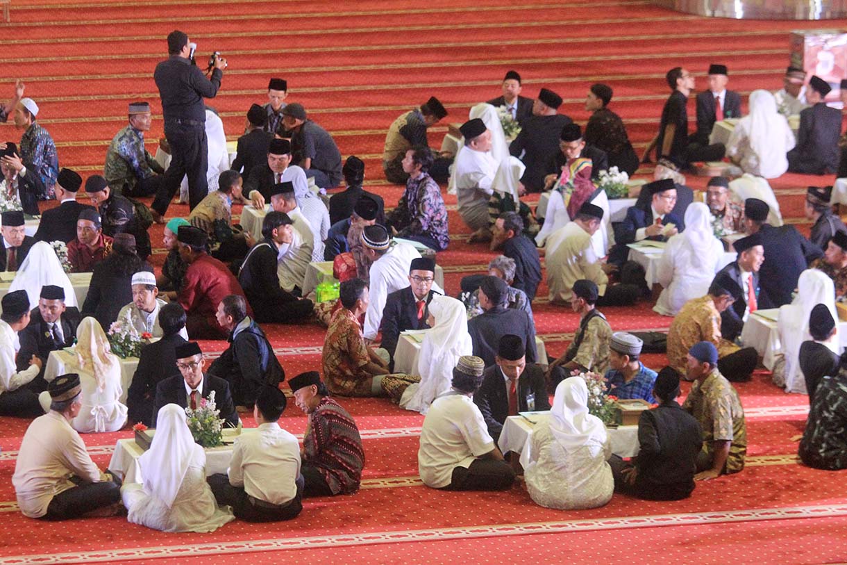 Sejumlah pasangan mengikuti prosesi pernikahan massal di Masjid Istiqlal, Jakarta, Rabu (3/12/2025).  (Beritanasional.com/Oke Atmaja)