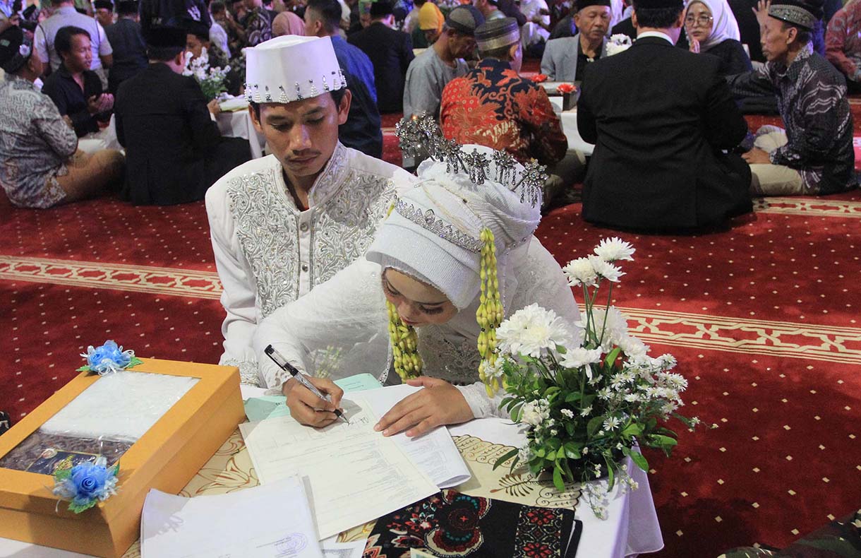 Sejumlah pasangan mengikuti prosesi pernikahan massal di Masjid Istiqlal, Jakarta, Rabu (3/12/2025).  (Beritanasional.com/Oke Atmaja)