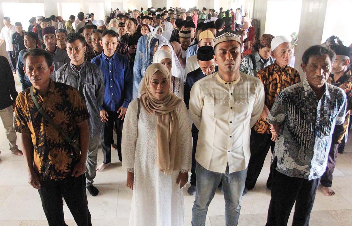 Sejumlah pasangan mengikuti prosesi pernikahan massal di Masjid Istiqlal, Jakarta, Rabu (3/12/2025).  (Beritanasional.com/Oke Atmaja)