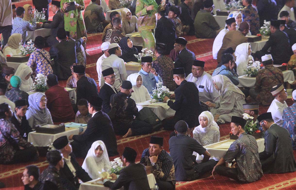 Sejumlah pasangan mengikuti prosesi pernikahan massal di Masjid Istiqlal, Jakarta, Rabu (3/12/2025).  (Beritanasional.com/Oke Atmaja)