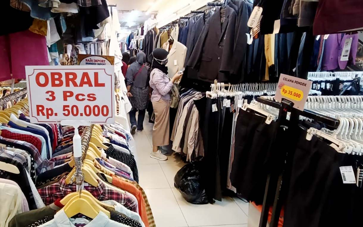 Pembeli memilih pakaian impor bekas di Pasar Senen,Jakarta, Senin (29/9/2025). Kementerian Perdagangan menyebutkan nilai impor kategori barang tekstil jadi dan pakaian bekas pada periode Januari-Juli 2025 mencapai 78,19 juta dolar AS atau meningkat 17,33 persen dibandingkan periode yang sama tahun sebelumnya. (Beritanasional.com/Oke Atmaja)